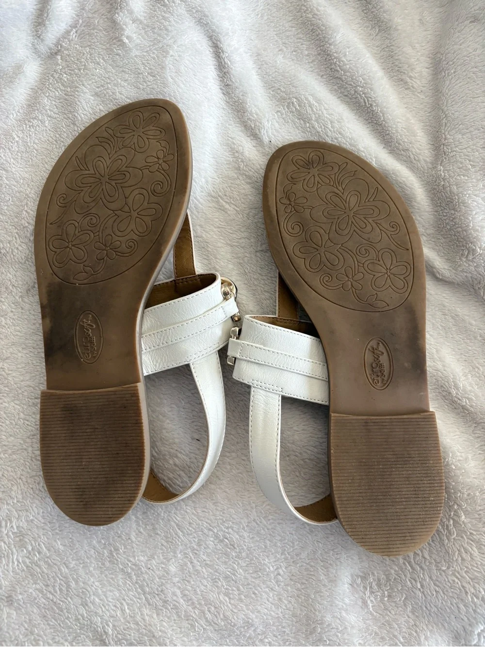 EuroSoft white sandals with gold accents size 8 Beach Coastal Classic
